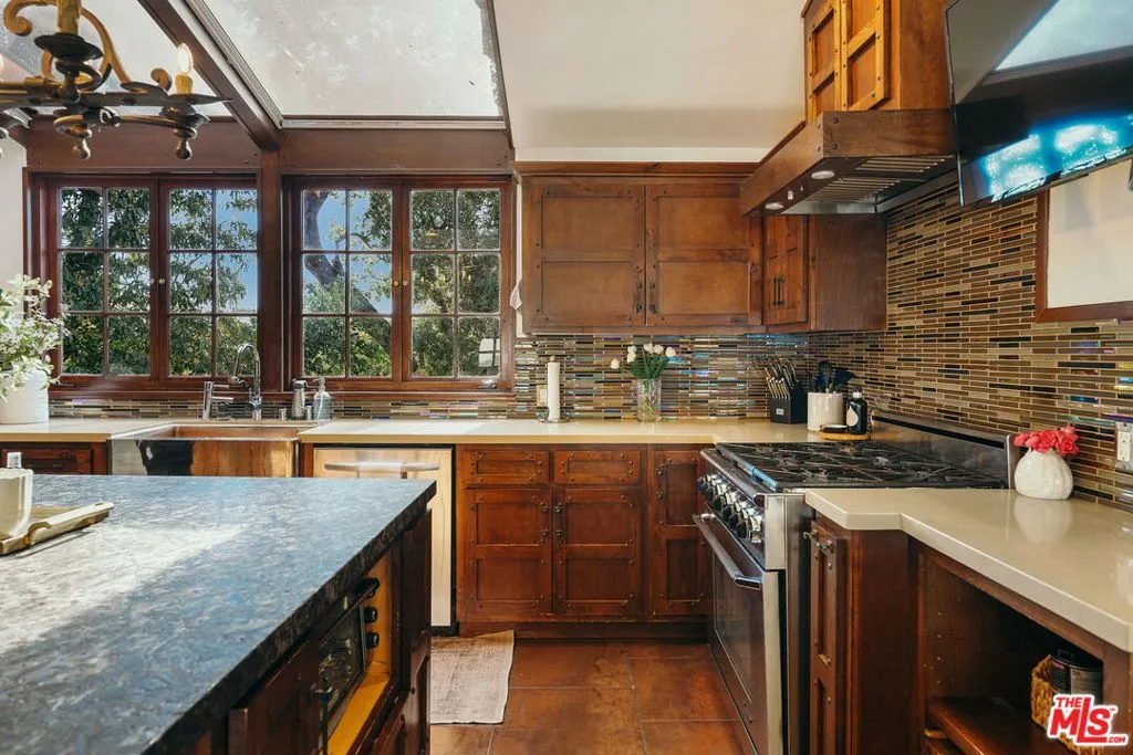 1664 Las Flores Drive, Glendale, California 91207 home-pic-13